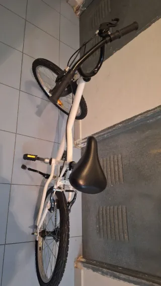 Bicicleta infantil blanca