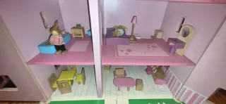 Casita de muñecas rosa con accesorios de madera