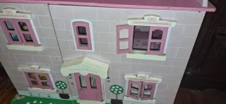 Casita de muñecas rosa con accesorios de madera