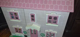 Casita de muñecas rosa con accesorios de madera