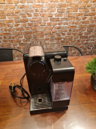 Cafetera Nespresso DeLonghi Lattissima