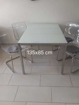 Mesa comedor cristal y 4 sillas modernas