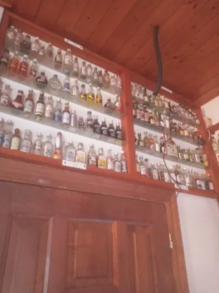 Colección Botellas Miniatura  estanterias 1300 und