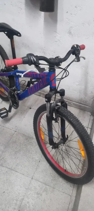 Bicicleta infantil azul y morada de montaña