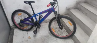 Bicicleta infantil azul y morada de montaña