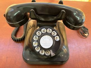 Teléfono antiguo de baquelita negra