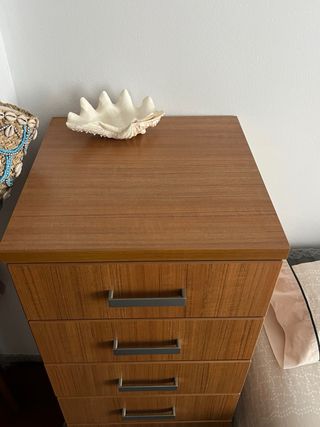 Cajonera de madera con tiradores plateados