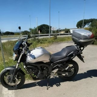 Yamaha Fz6 gris metalizado y Negra