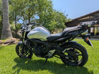 Yamaha Fz6 gris metalizado y Negra