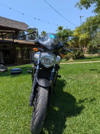 Yamaha Fz6 gris metalizado y Negra