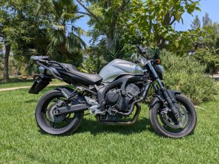 Yamaha Fz6 gris metalizado y Negra