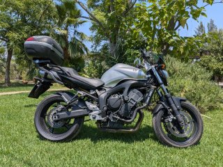 Yamaha Fz6 gris metalizado y Negra