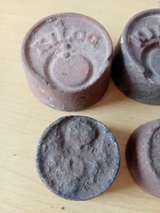 4 Pesas Antiguas Hierro (1kg y 0.5kg)