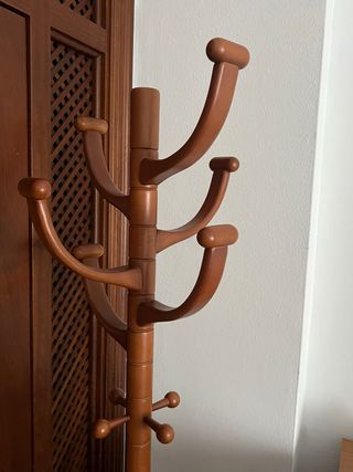 Perchero de pie de madera