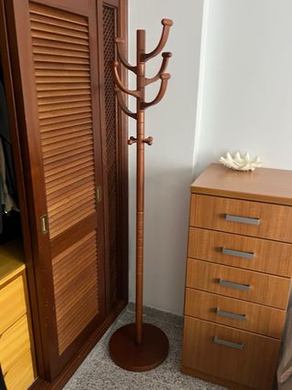 Perchero de pie de madera
