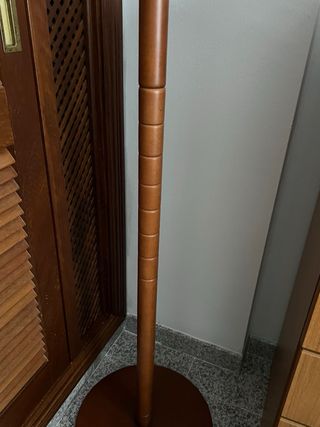 Perchero de pie de madera