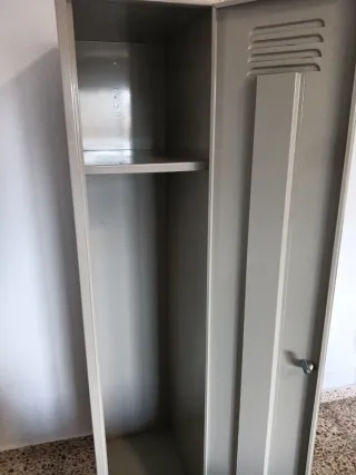 Taquillas metálicas grises con diseño de pulpo