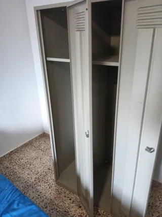 Taquillas metálicas grises con diseño de pulpo