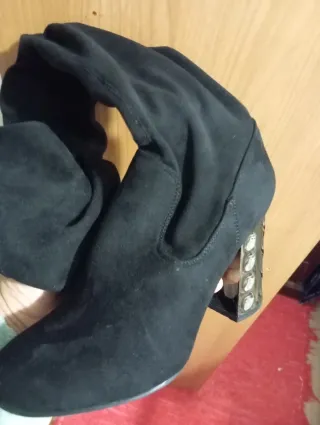 Botas altas negras con tacón plateado