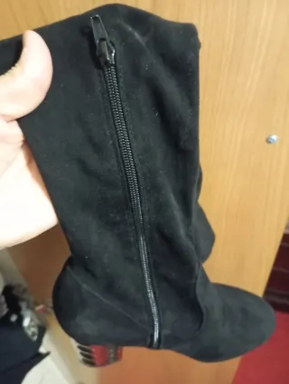 Botas altas negras con tacón plateado