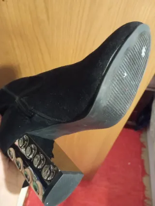 Botas altas negras con tacón plateado