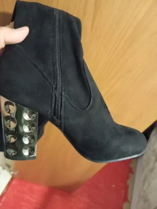 Botas altas negras con tacón plateado