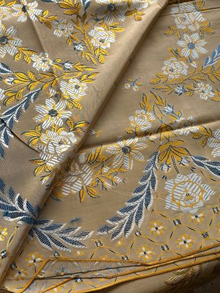 Colcha tornasolada oro, plata y azul.