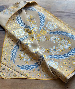 Colcha tornasolada oro, plata y azul.