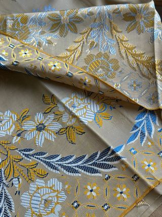 Colcha tornasolada oro, plata y azul.