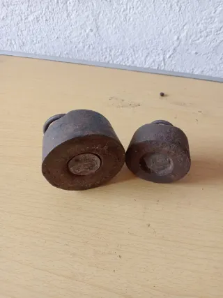 2 Pesas Antiguas Hierro (1kg y 0.5kg)