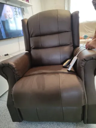 Sillón eléctrico de piel marrón