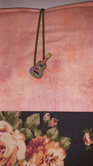 Funda libro flores rococó con bolsillo y llavero.