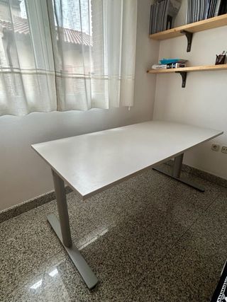 Mesa escritorio grande blanca y gris