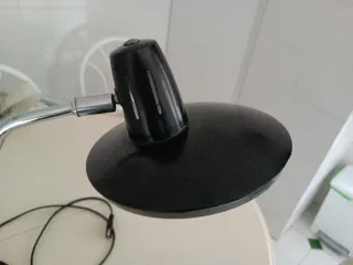 Lámpara de escritorio vintage negra y cromo.