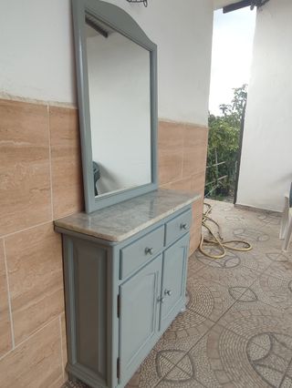 Mueble recibidor de madera con espejo
