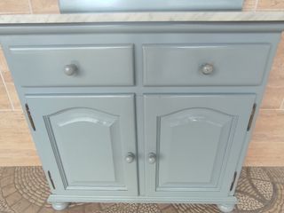 Mueble recibidor de madera con espejo
