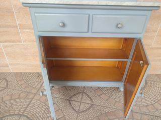 Mueble recibidor de madera con espejo