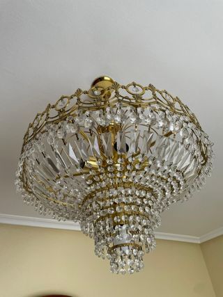 Lámpara de araña dorada con cristales