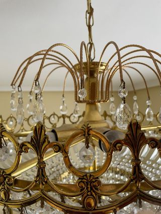 Lámpara de araña dorada con cristales