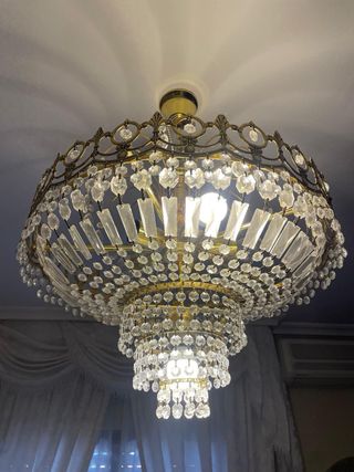 Lámpara de araña dorada con cristales