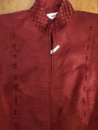 Chaqueta roja con cremallera