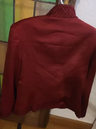 Chaqueta roja con cremallera