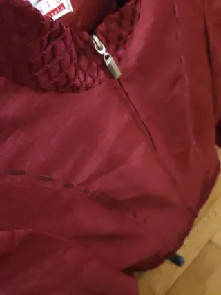 Chaqueta roja con cremallera