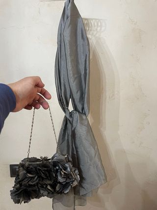 Fular y bolso de fiesta con cadena