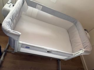 Cuna colecho Chicco Next2Me Gris