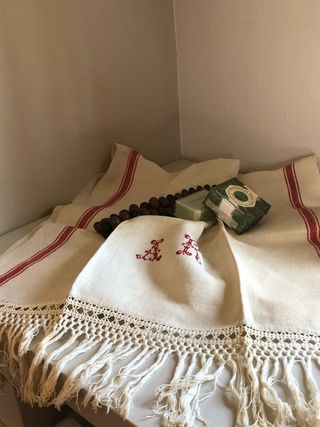 Asciugamano bagno con pizzo e cifre ricamate