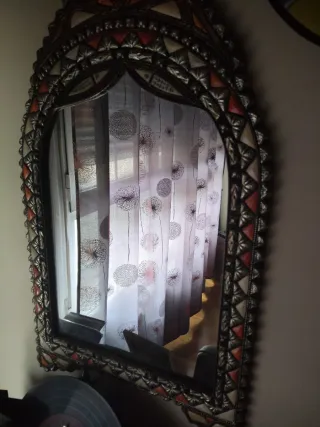 Espejo estilo árabe con detalles rojos y plateados