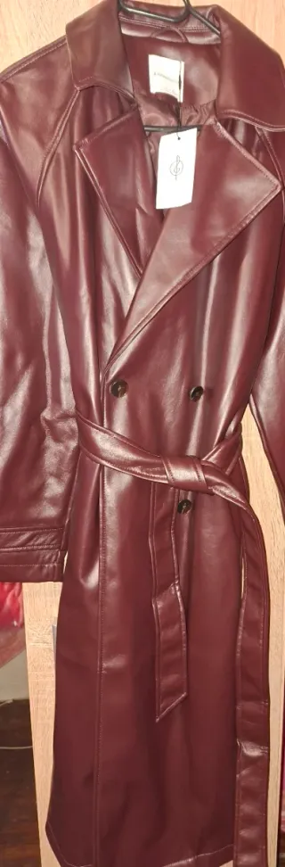 Gabardina larga cuero granate sin estrenar.
