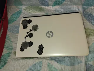Portátil HP 2015 Blanco con Flores