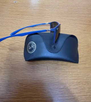 Occhiali da sole Ray-Ban blu e neri